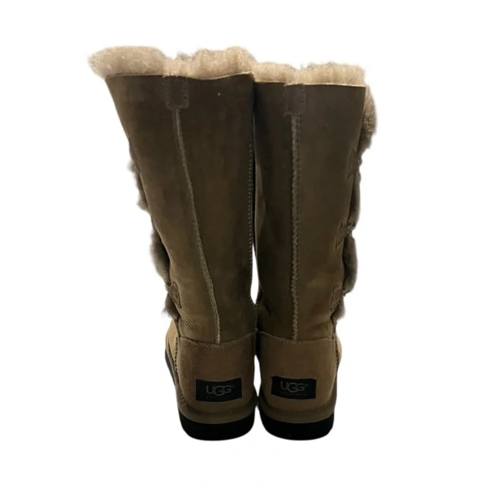UGG Bailey Button Triplet II Brown Boots Size 5